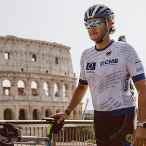 Qui Bernardo è a Roma, di fronte al Colosseo, all'arrivo dell'evento sportivo "Road to Rome 2020" che organizza assieme ai suoi amici Andrea Vidotti e Roberto Zanlorenzi per promuovere l'integrazione sociale della disabilità, recandosi da Treviso a Roma in bici
