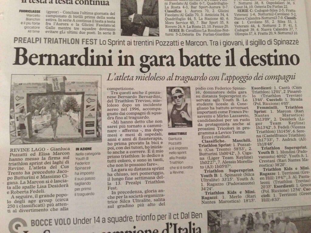 Il titolo dell'articolo del Gazzettino di Treviso è: "Bernardini in gara batte il destino". viene posto l'accento di come l'atleta sia arrivato al traguardo con l'appoggio dei compagni di squadra, il Treviso Triathlon ASD