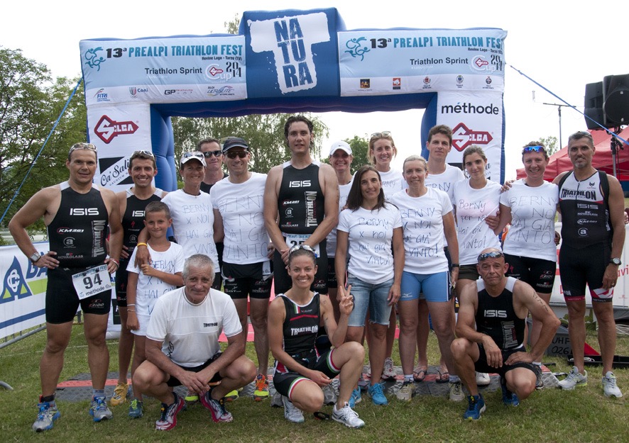 Bernardo a Revine lago al termine della sua prima gara, sotto l'arco di arrivo, con i suoi compagni di squadra del Treviso Triathlon ASD. Le ragazze indossano una maglietta con la scritta: Berny per noi hai già vinto