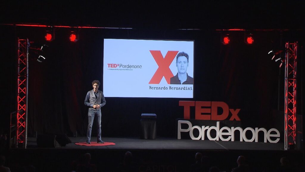Bernardo mentre racconta le vicende della sua vita al tedX Pordenone