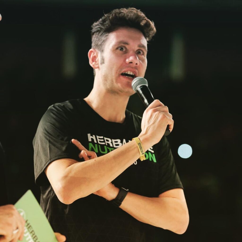 Bernardo mentre racconta la sua storia nel palazzetto lottomatica a roma durante l'evento herbalifa di fronte a oltre dieci mila persone