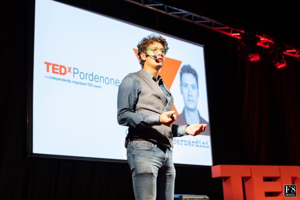 Bernardo mentre si presenta al pubblico del TedX Pordenone