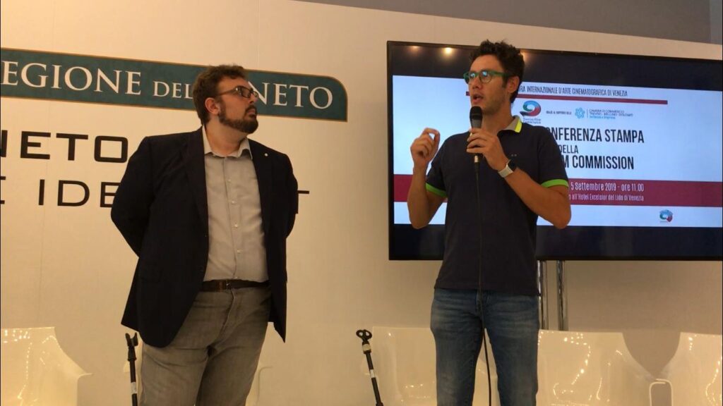 Al Lido di Venezia, nel prestigioso hotel excelsior, a settembre 2019 viene proiettata la presentazione del documentario che l'agenzia C22 sta girando sulla vita di Bernardo. Qui il protagonista descrive il suo rapporto con la telecamera