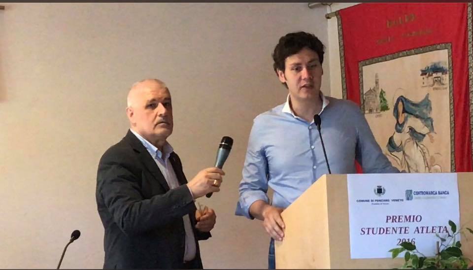 Foto che ritrae Bernardo mentre racconta la sua storia agli studenti premiati con borsa di studio a Ponzano Veneto