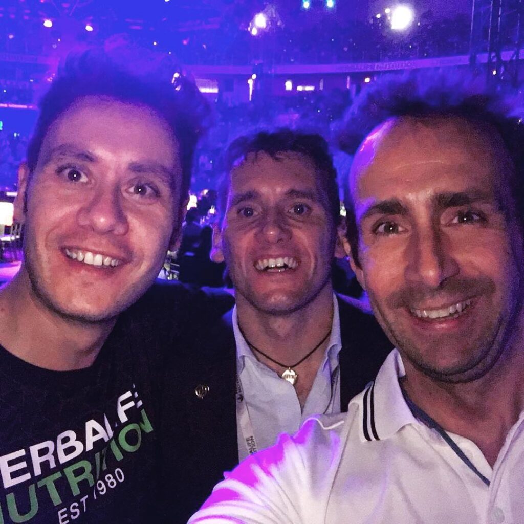 Bernardo subito dopo l'intervento assieme ai suoi amici Igor cassina, medaglia d'oro olimpica, e mike maric, campione del mondo di apnea