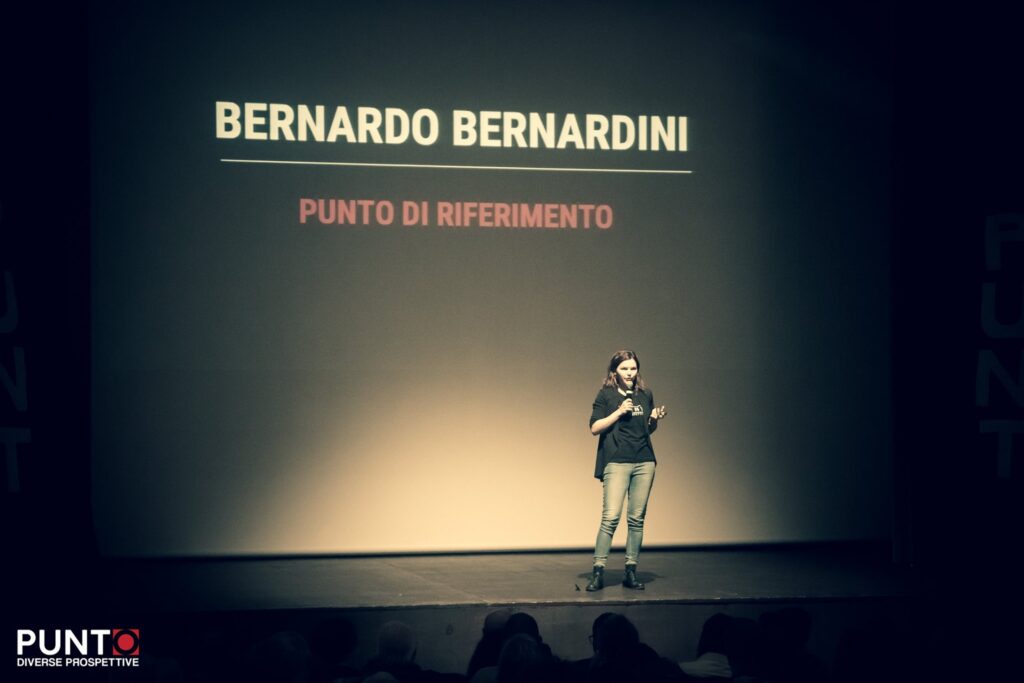 Greta Gruarin presenta l'intervento di Bernardo bernardini a Punto diverse prospettive