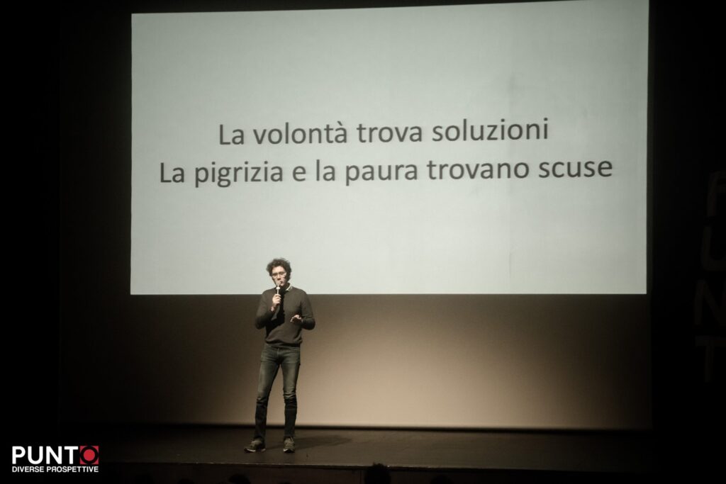 Bernardo racconta come la volontà trovi soluzione mentre la pigrizia e la paura trovino scuse, sul palco di Punto diverse prospettive