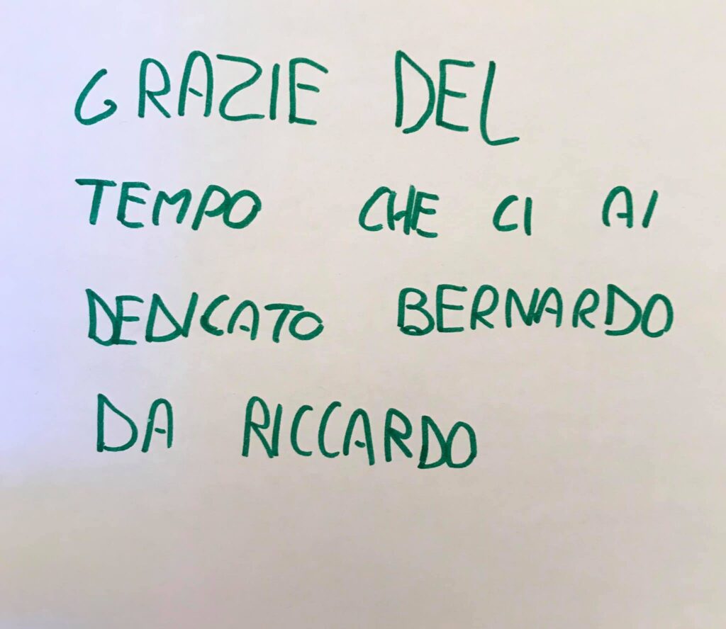 Un bambino delle elementari scrive un biglietto a Bernardo per ringraziarlo del tempo che gli ha dedicato andando a raccontare la sua storia