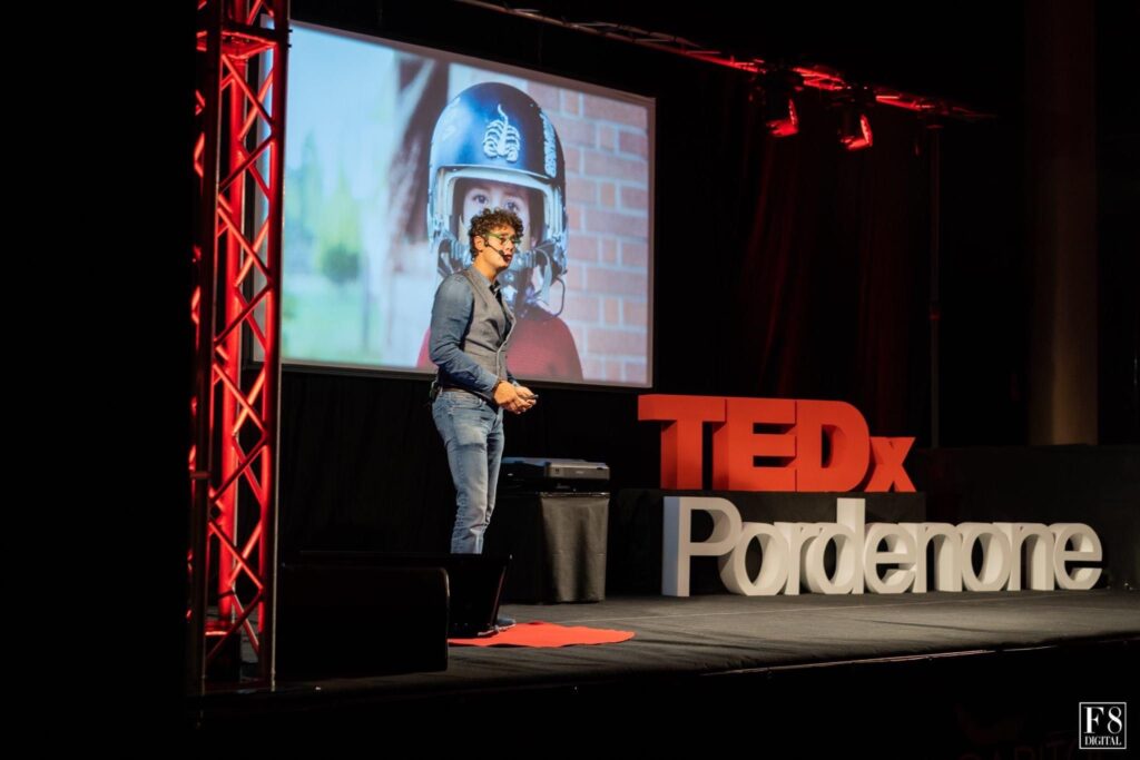 Bernardo sul palco del TedX di Pordenone mentre commosso racconta la sua passione per il volo che aveva da bambino