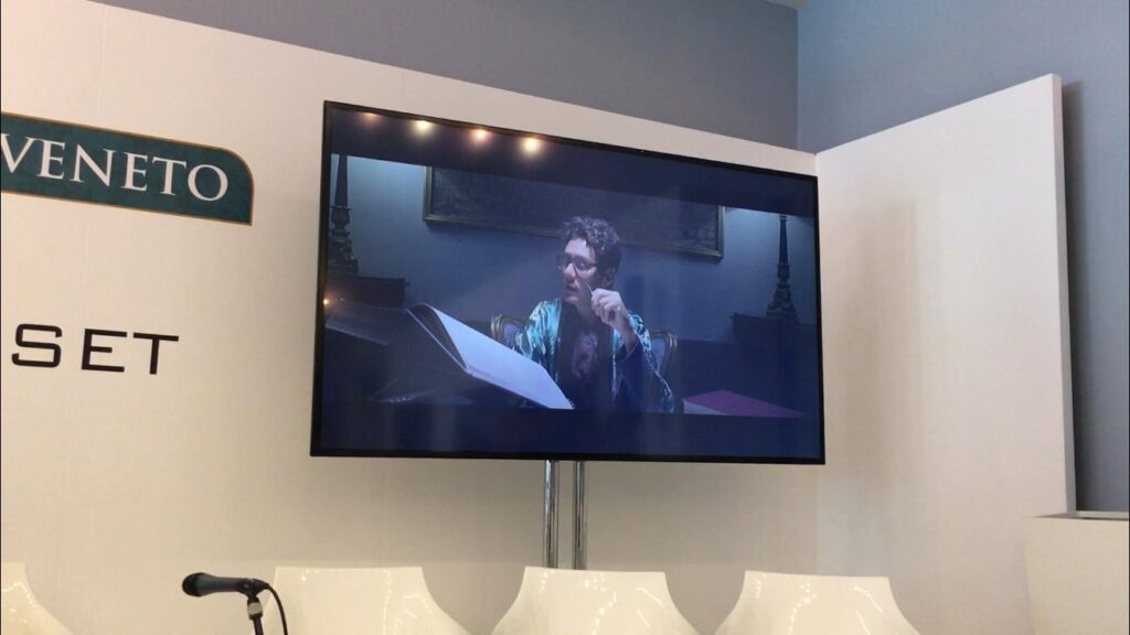 proiezione del video di presentazione del documentario durante la Mostra del Cinema di Venezia