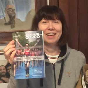 mi mamma Tiziana tiene in mano una copia del mio libro "finalmente corro" il giorno in cui mi sono stati consegnati per la prima volta le copie cartacee