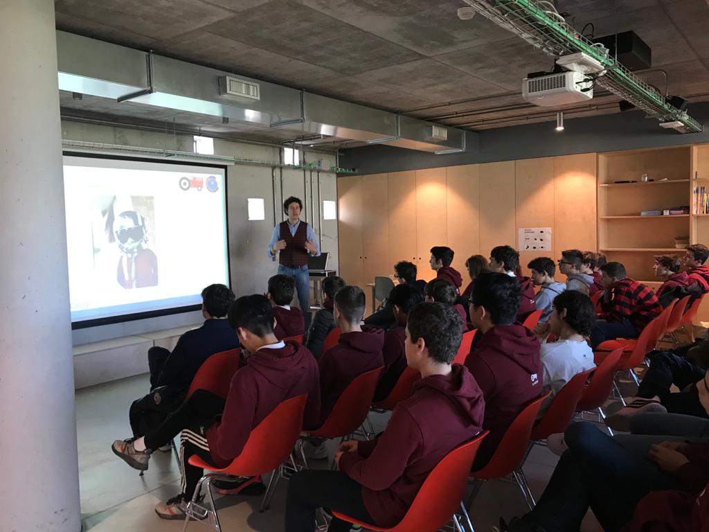 Bernardo mentre racconta la sua storia agli studenti di H Farm International school