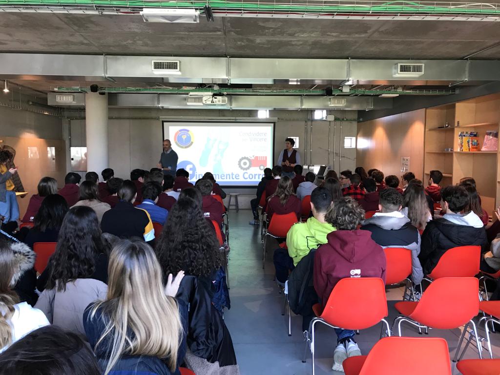 Bernardo viene presentato dal relatore agli studente si H Farm International School