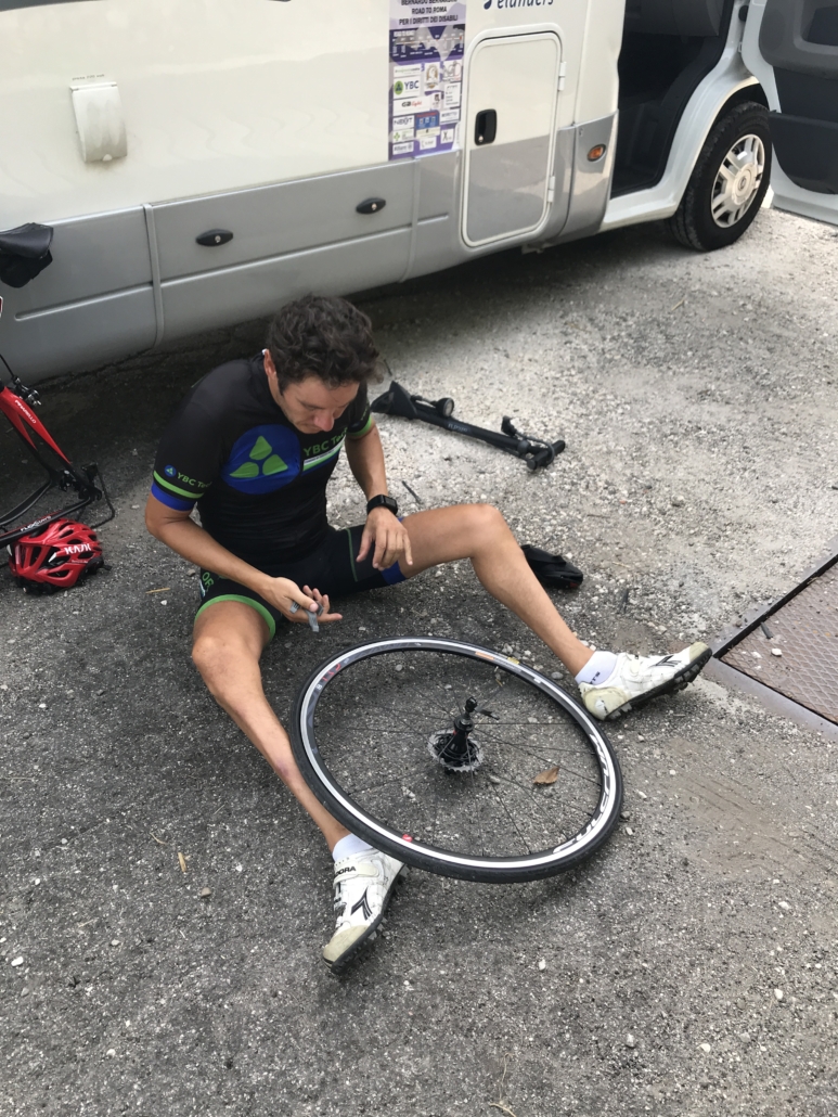 durante la prima pedalata verso Roma bernardo buca poco fuori Ferrara e si siede per terra intento a riparare il copertone forato